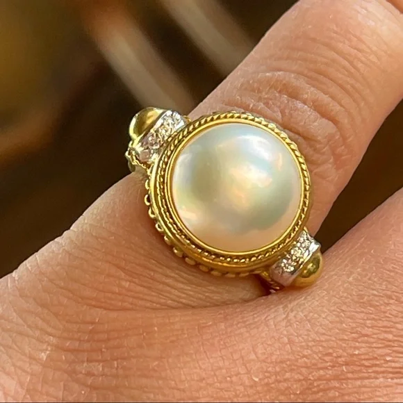 Authentic White Mabé Pearl 18kt gold w/ diamonds cocktail ring retail $3000 - Picture 1 of 11